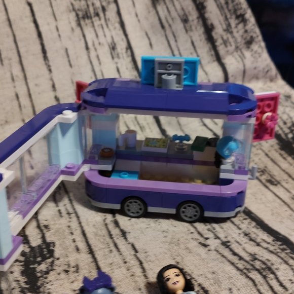 Amazon.com: LEGO Friends Emma  #41332 FRIENDS - Emma’s Art Stand 100% complete